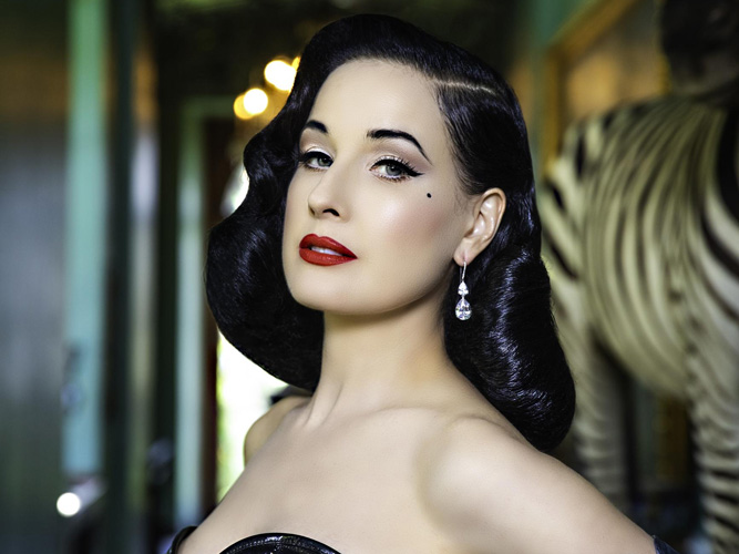 You are currently viewing Dita Von Teese, la reine du strip-tease