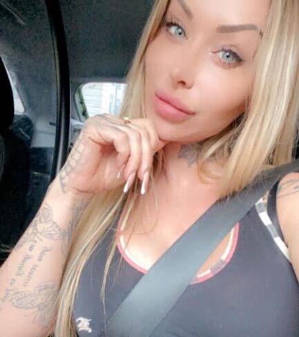 Belle fille blonde en voiture